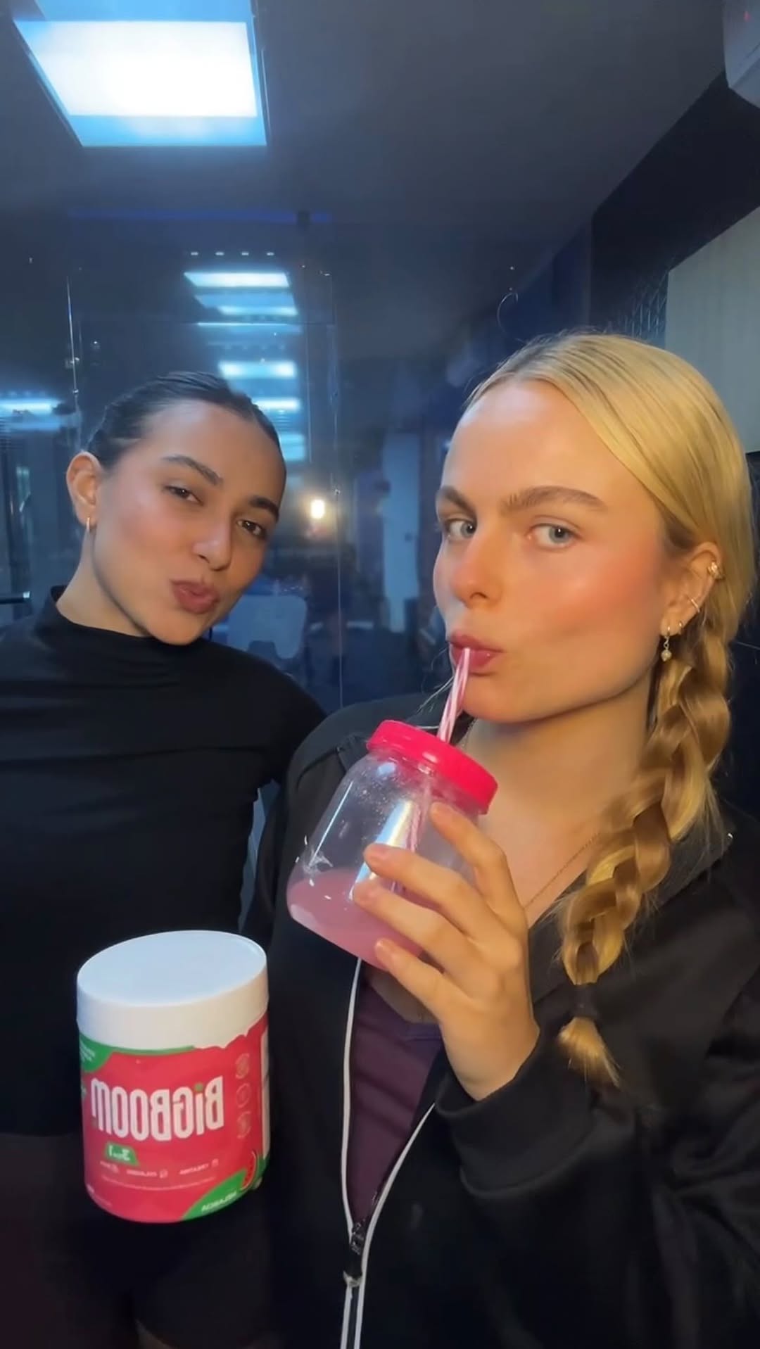 Dupla de amigas na academia com creatina sabor melancia